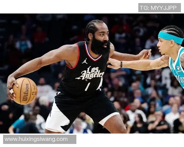 休斯顿火箭与费城76人激战正酣谁能在NBA赛场上笑到最后